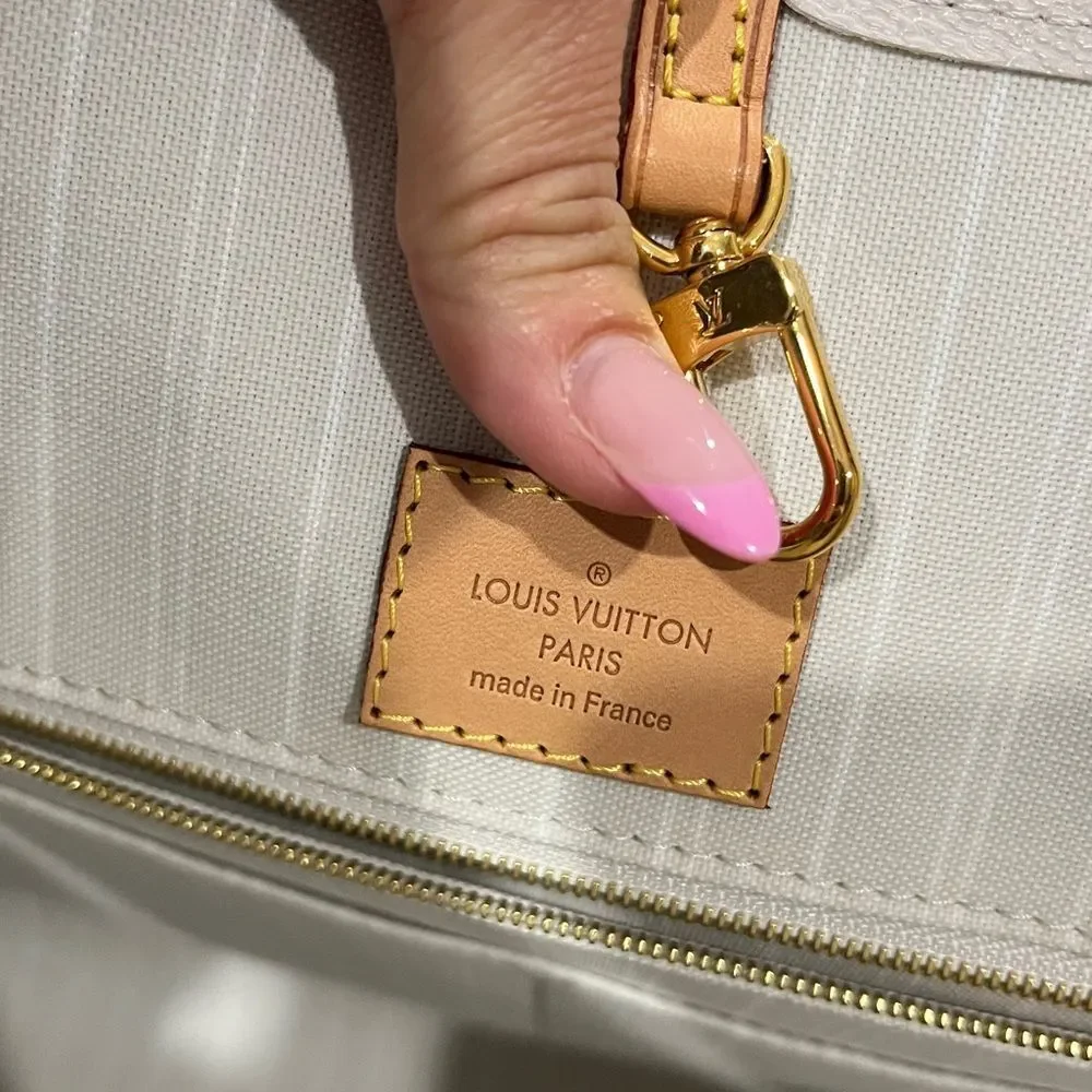 Louis Vuitton GM on the go pool collection